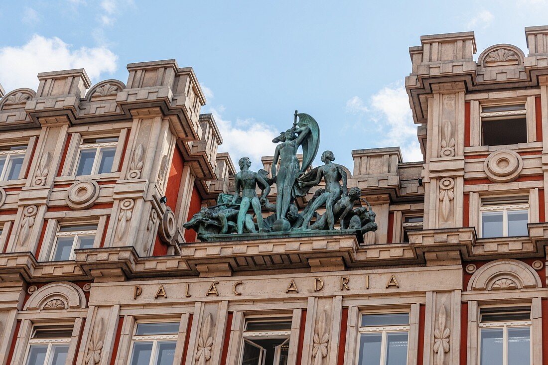 Viele Ornamente am Adria-Palast in Prag
