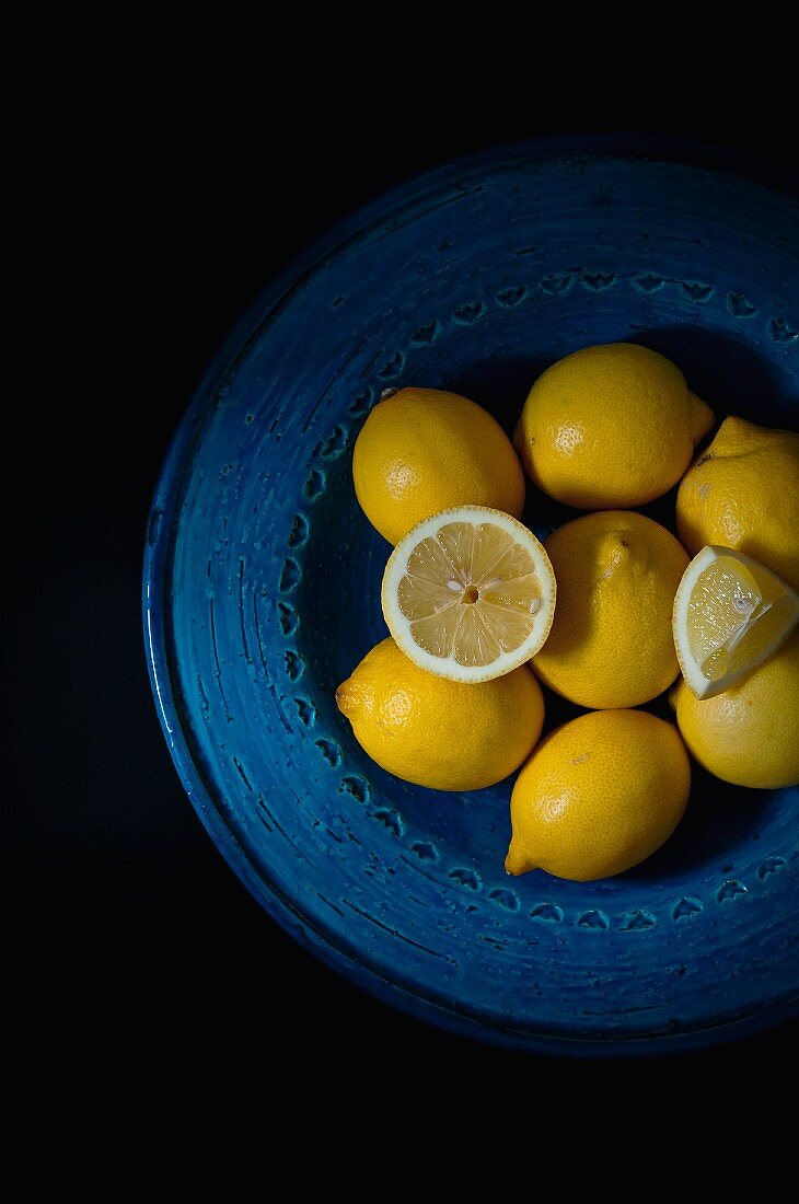 Zitronen in einer blauen Schale