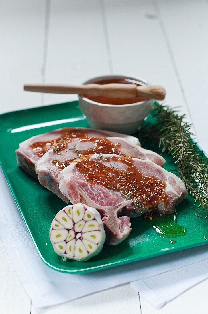 Schweinekoteletts mit Senfmarinade, frischem Knoblauch und Rosmarin