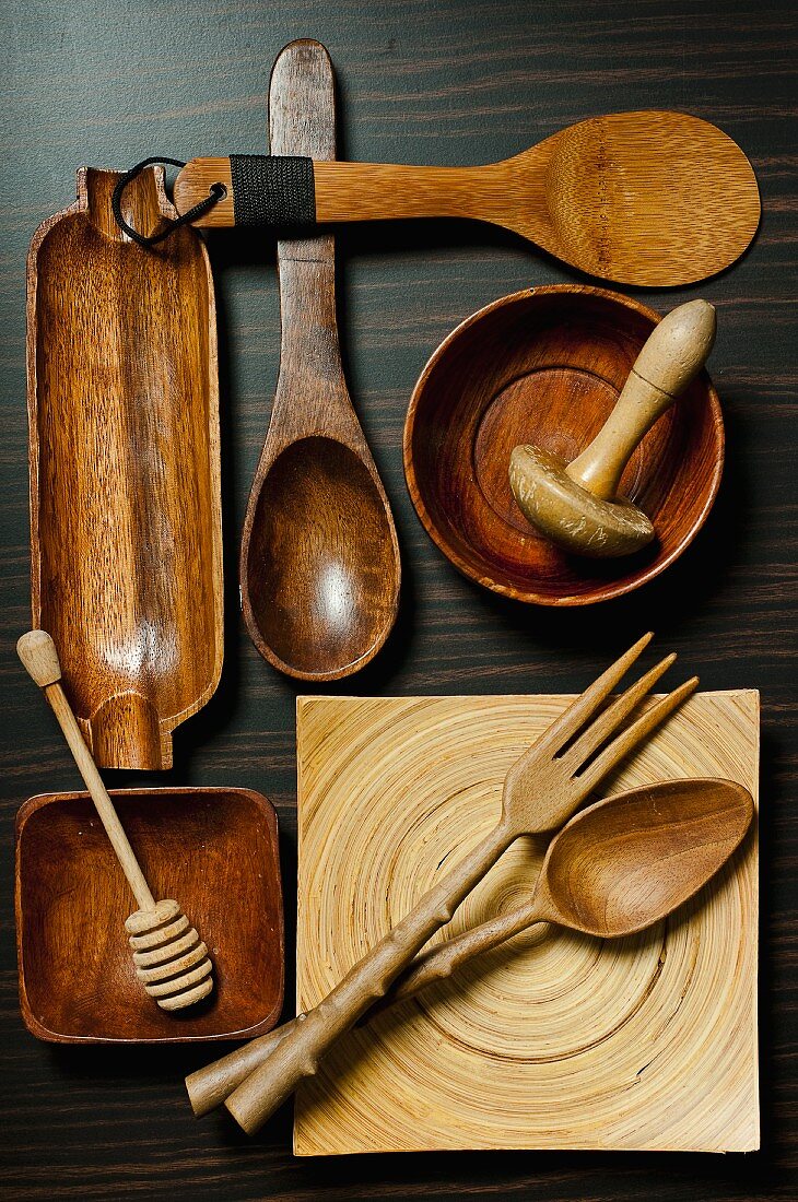 Verschiedene Küchenutensilien aus Holz