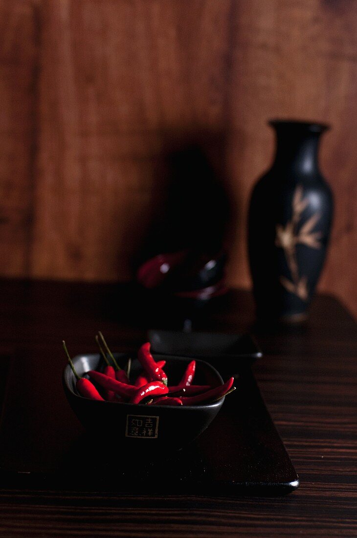 Frische rote Chilischoten in einer chinesischen Schale