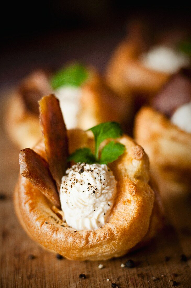 Yorkshire Pudding mit Roastbeef, Meerrettichsauce und Petersilie