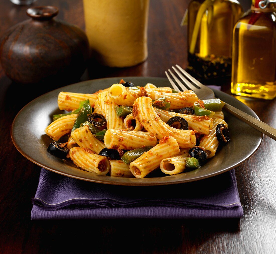 Pasta with peppers, black olives and pesto