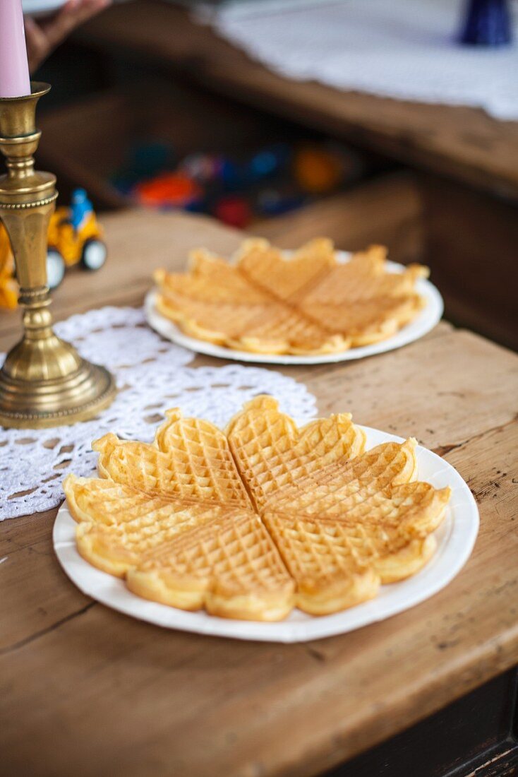 Frische Waffeln auf rustikalem Holztisch