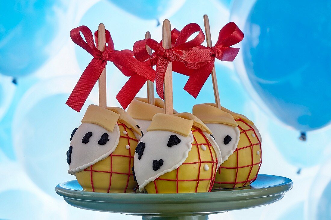 Festliche Cake pops für die Kindergeburtstagsfeier