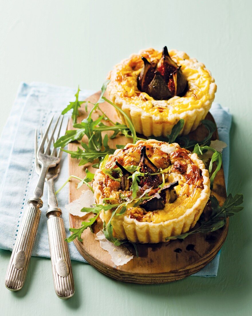 Goat's cheese tartlets with figs