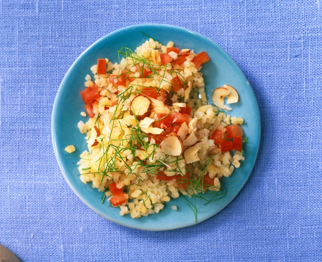 Fennel salad with tomatoes and hazelnuts