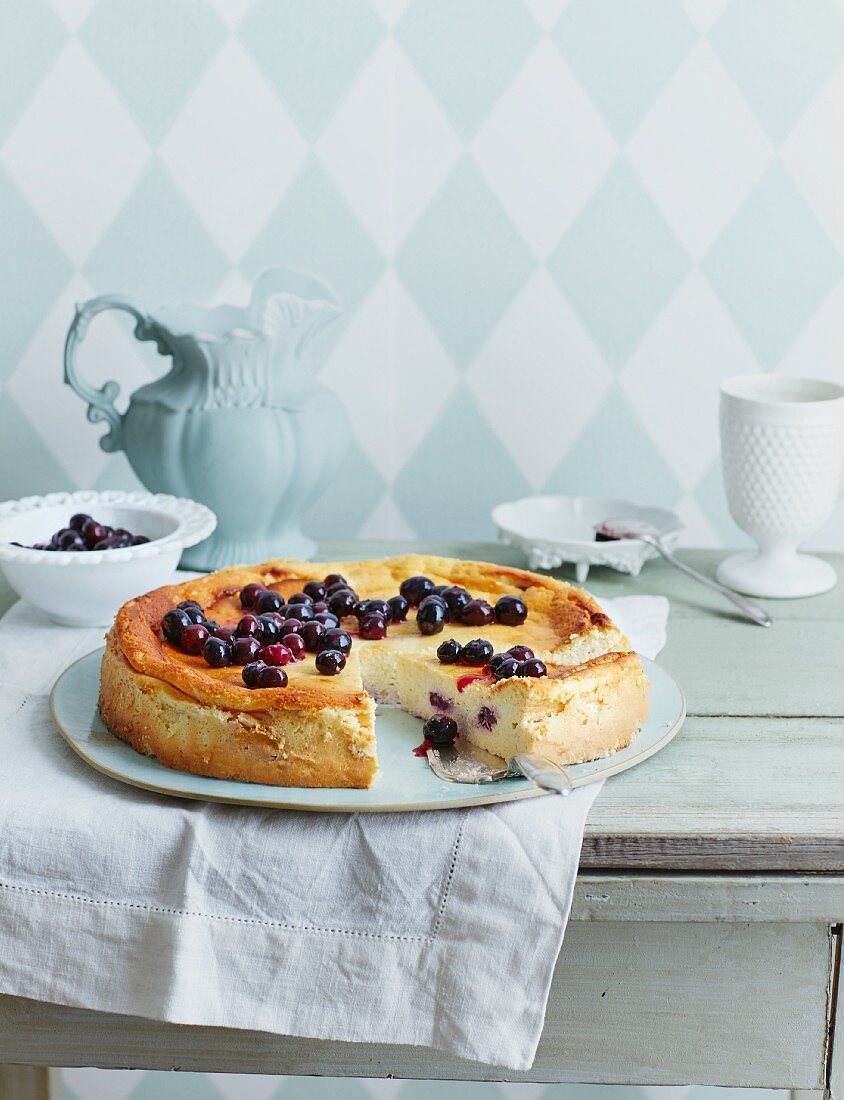 Käsekuchen mit Heidelbeeren, angeschnitten