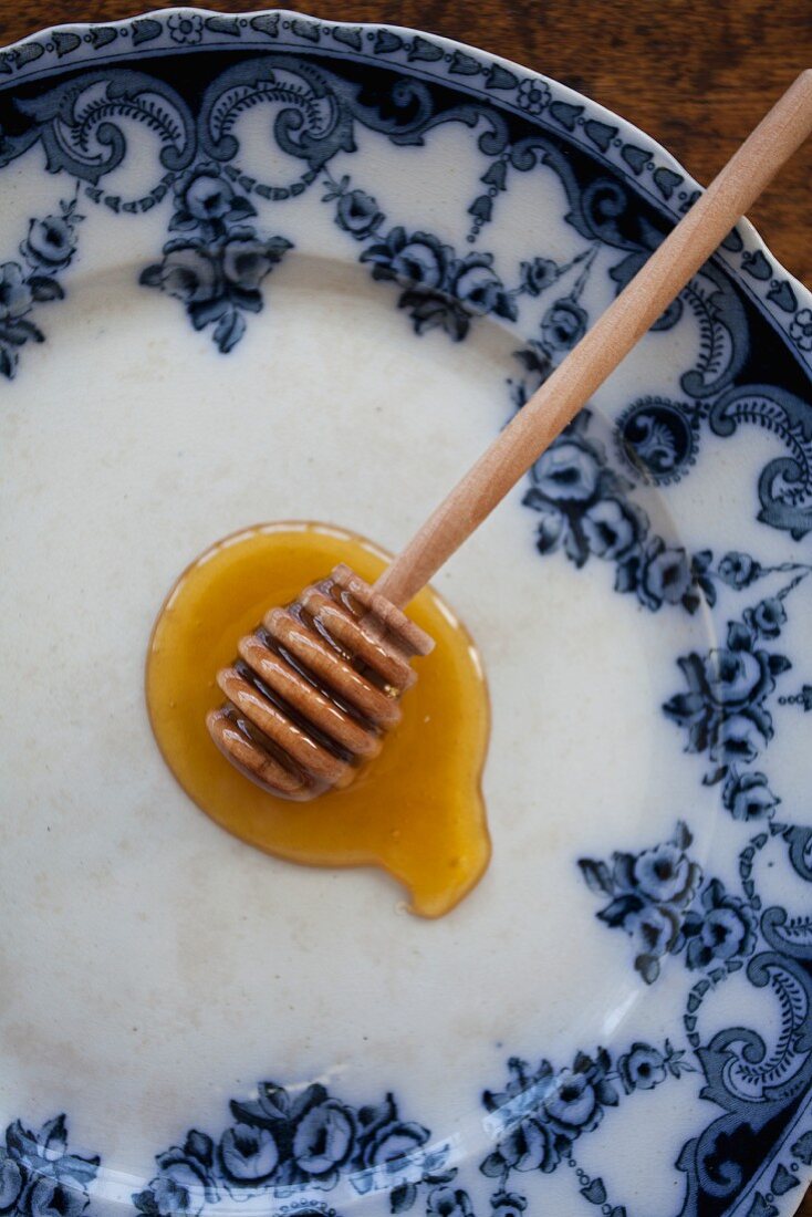 Manuka-Honig tropft von einem Honiglöffel