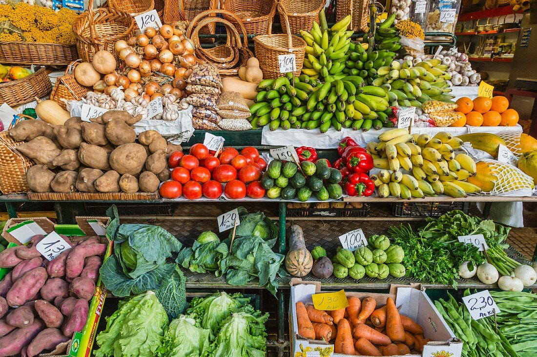 Marktstand mit frischem Gemüse und Obst (Funchal, Madeira, Portugal, Europa)