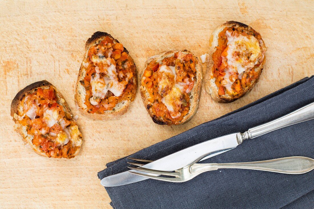 Bruschetta mit Tomaten und Käse überbacken