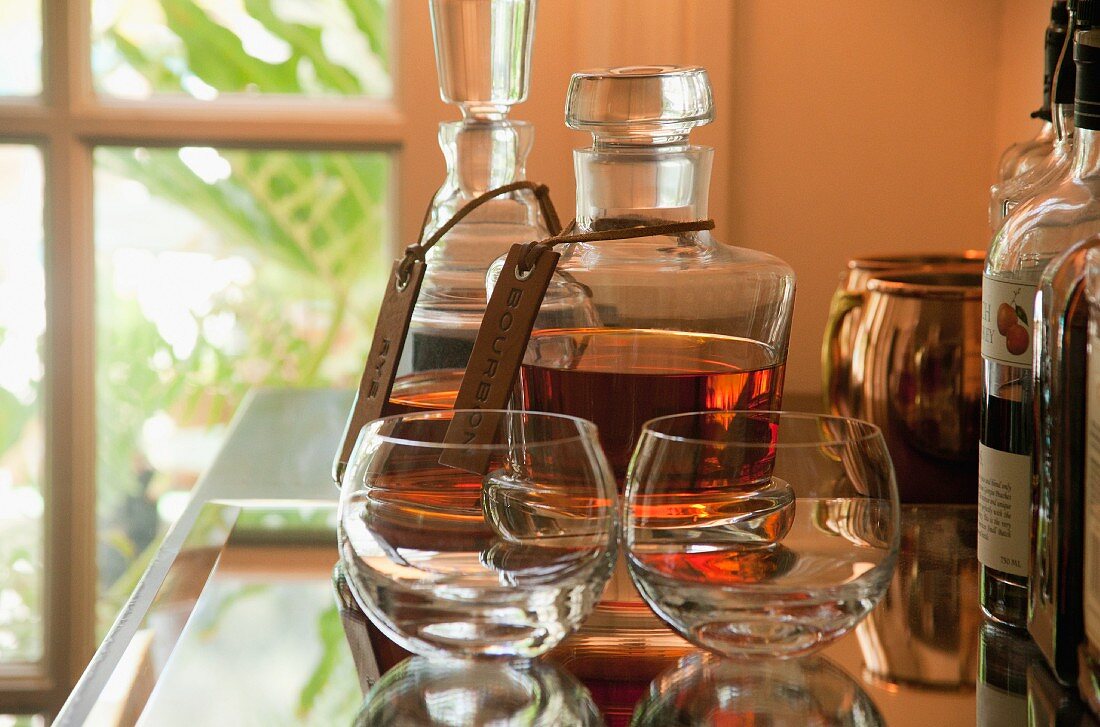 Whiskey-Dekanter, Gläser und Flaschen