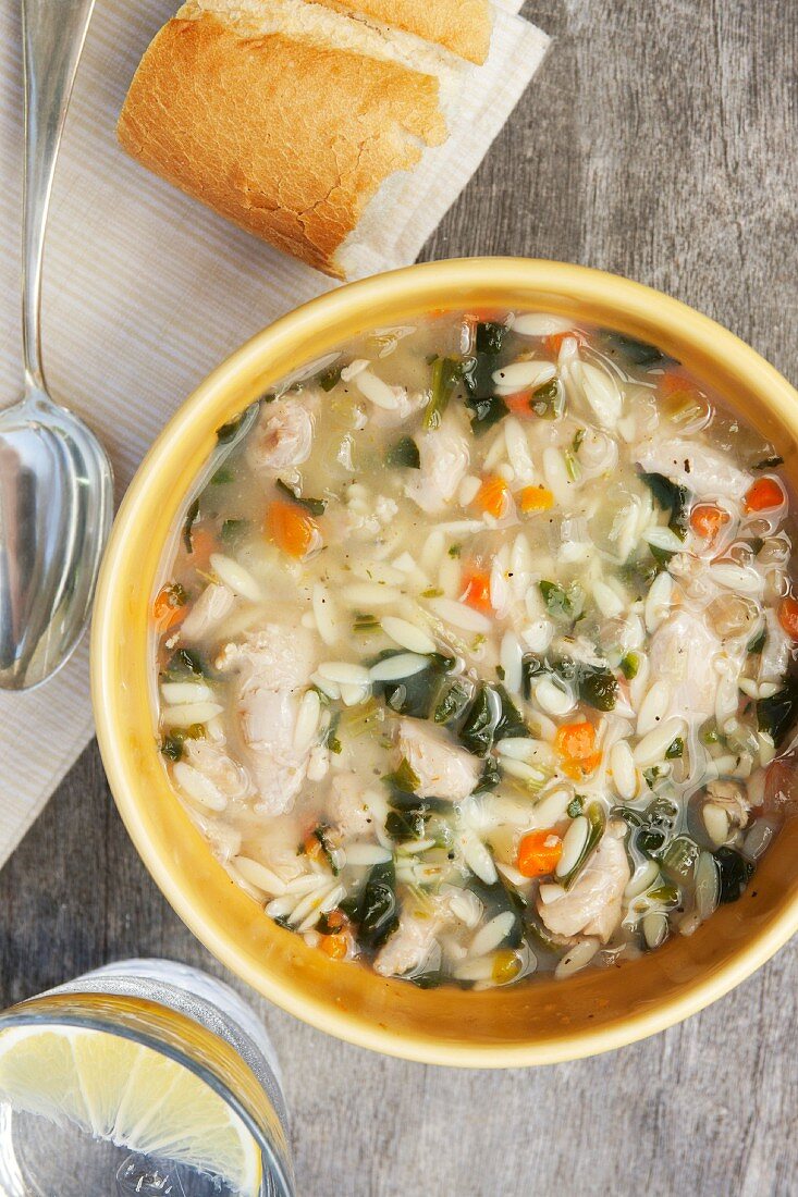 Hähnchen-Zitronen-Suppe mit Spinat und Orzo