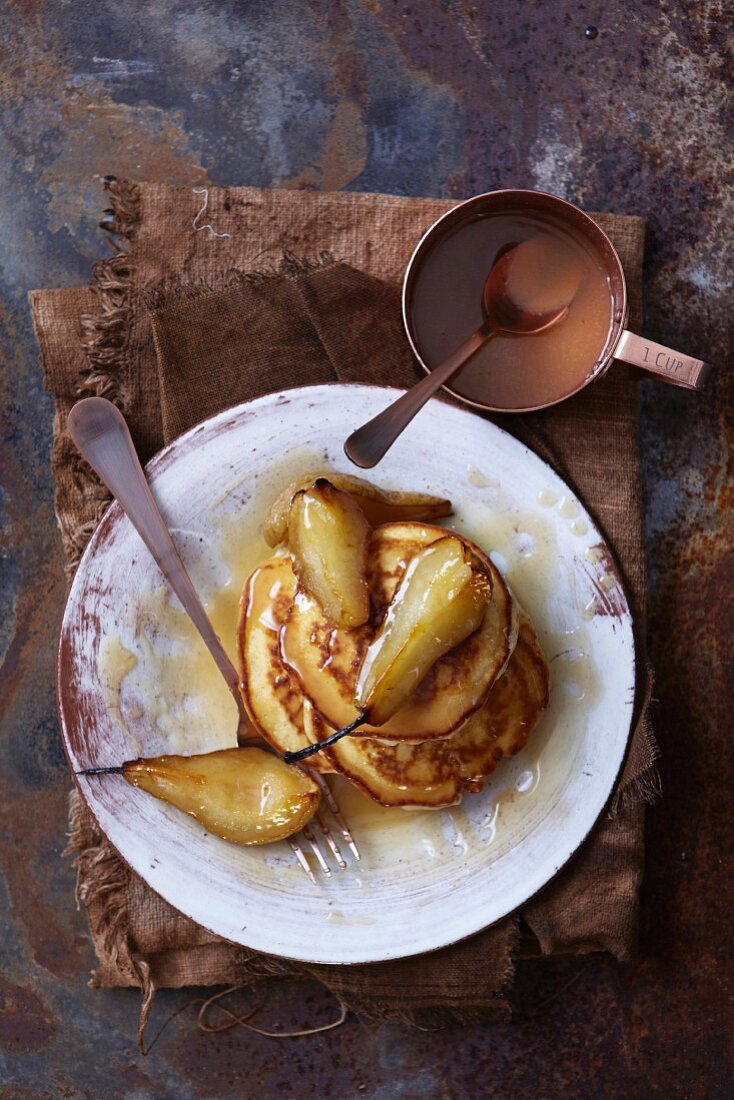 Flapjacks with pears and a honey-whiskey-caramel sauce