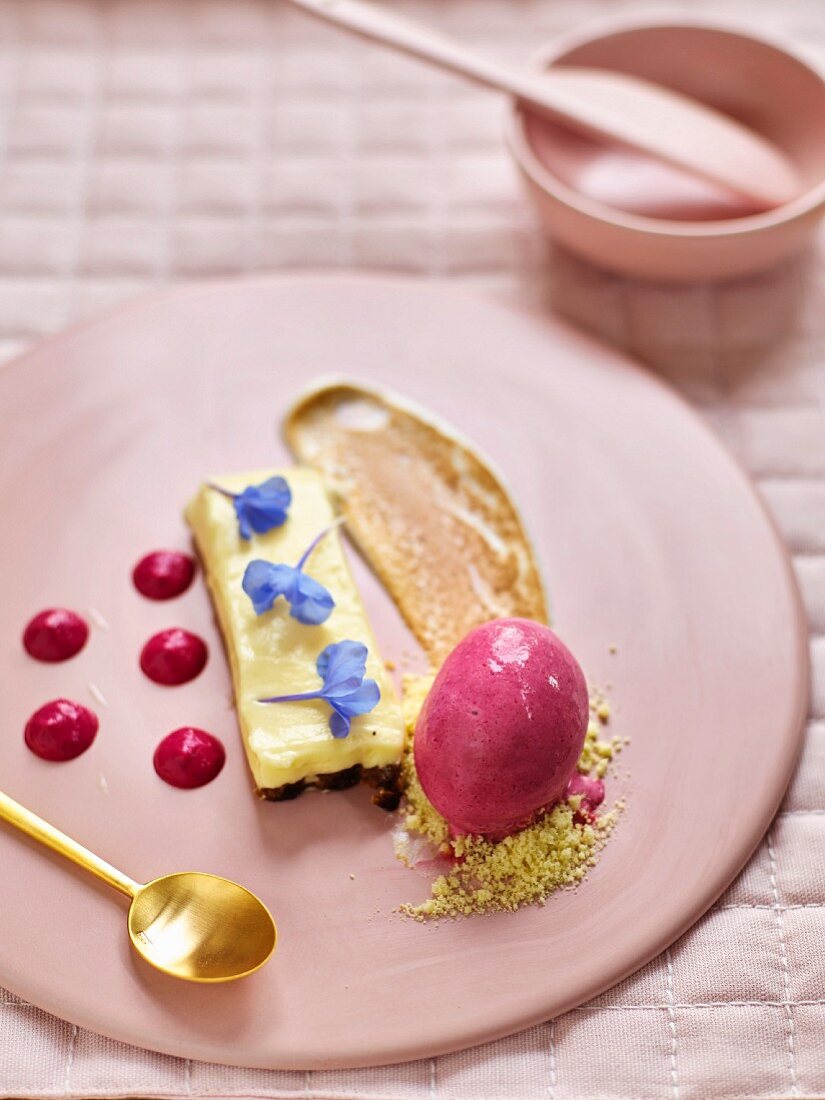 Weisses Schokoladenmousse mit Vanille-Rote-Bete-Eis und Essblüten
