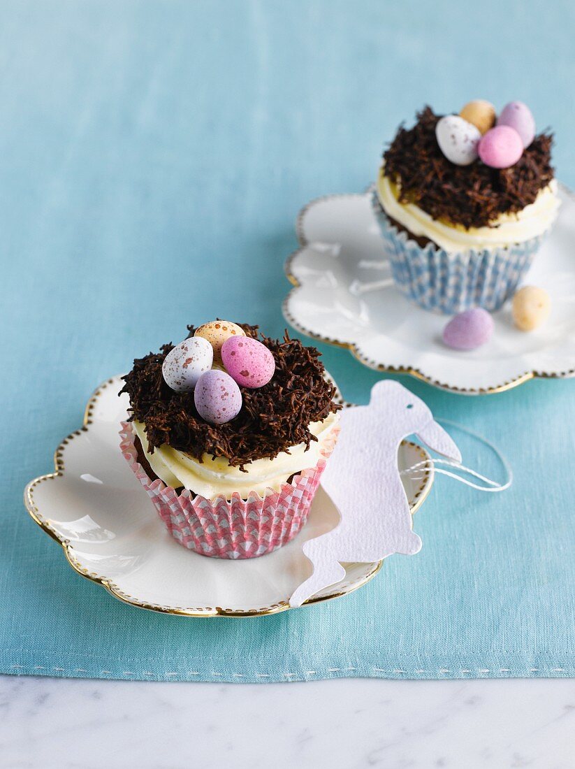 Oster-Cupcakes dekoriert mit Cremehaube & Osternestchen