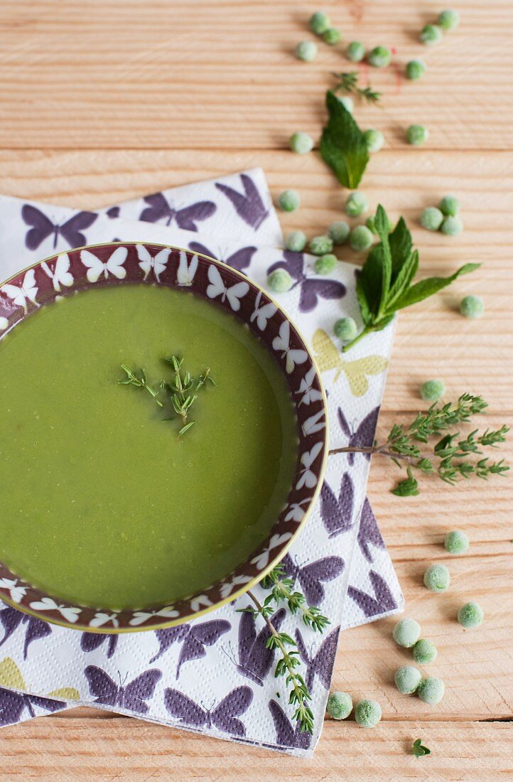 Kalte Erbsensuppe in einer Schale