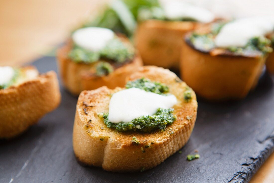 Crostini mit Pesto & Mozzarella