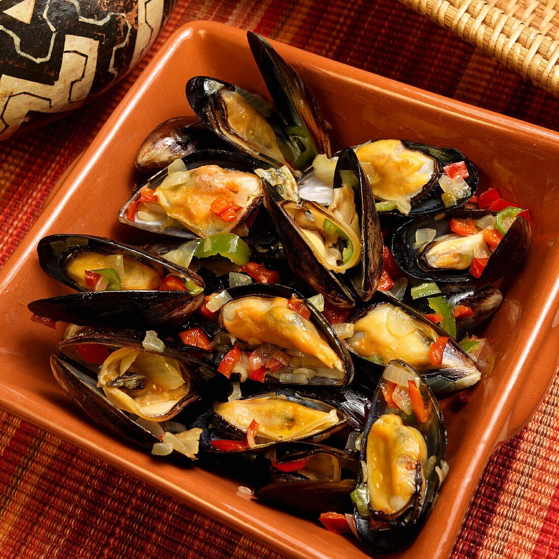Mejillones y pimientas (mussels with jalapeños, onion, garlic, peppers, wine and olive oil)