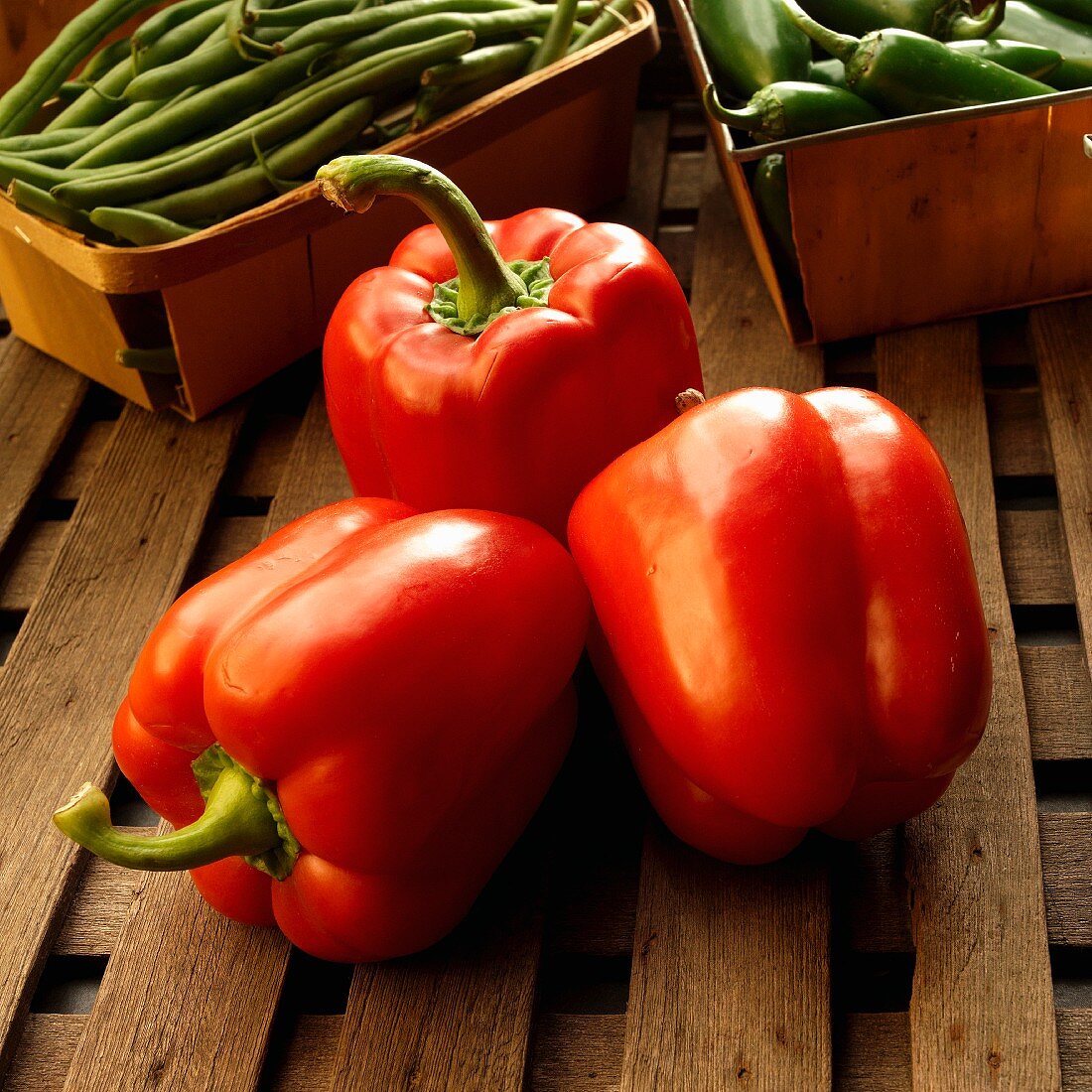 Rote Bio-Paprika, Stangenbohnen und Chilischoten auf dem Bauernmarkt
