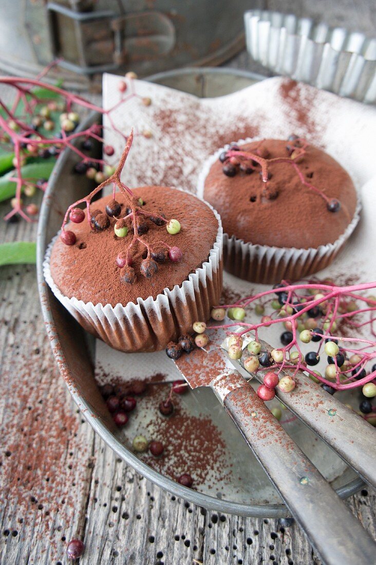 Schokoladenmuffins mit Holunderbeeren & Kakao