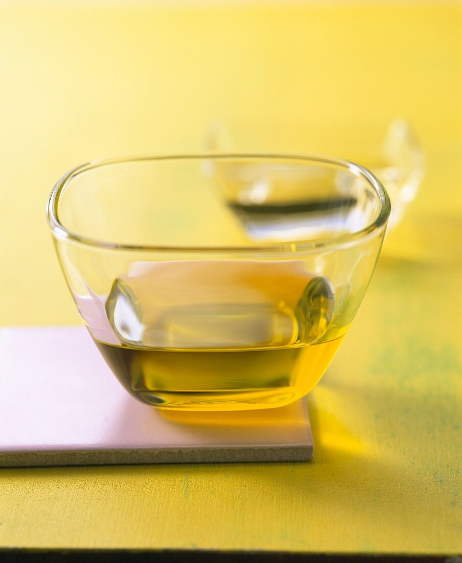 Olivenöl in einem Glasschälchen