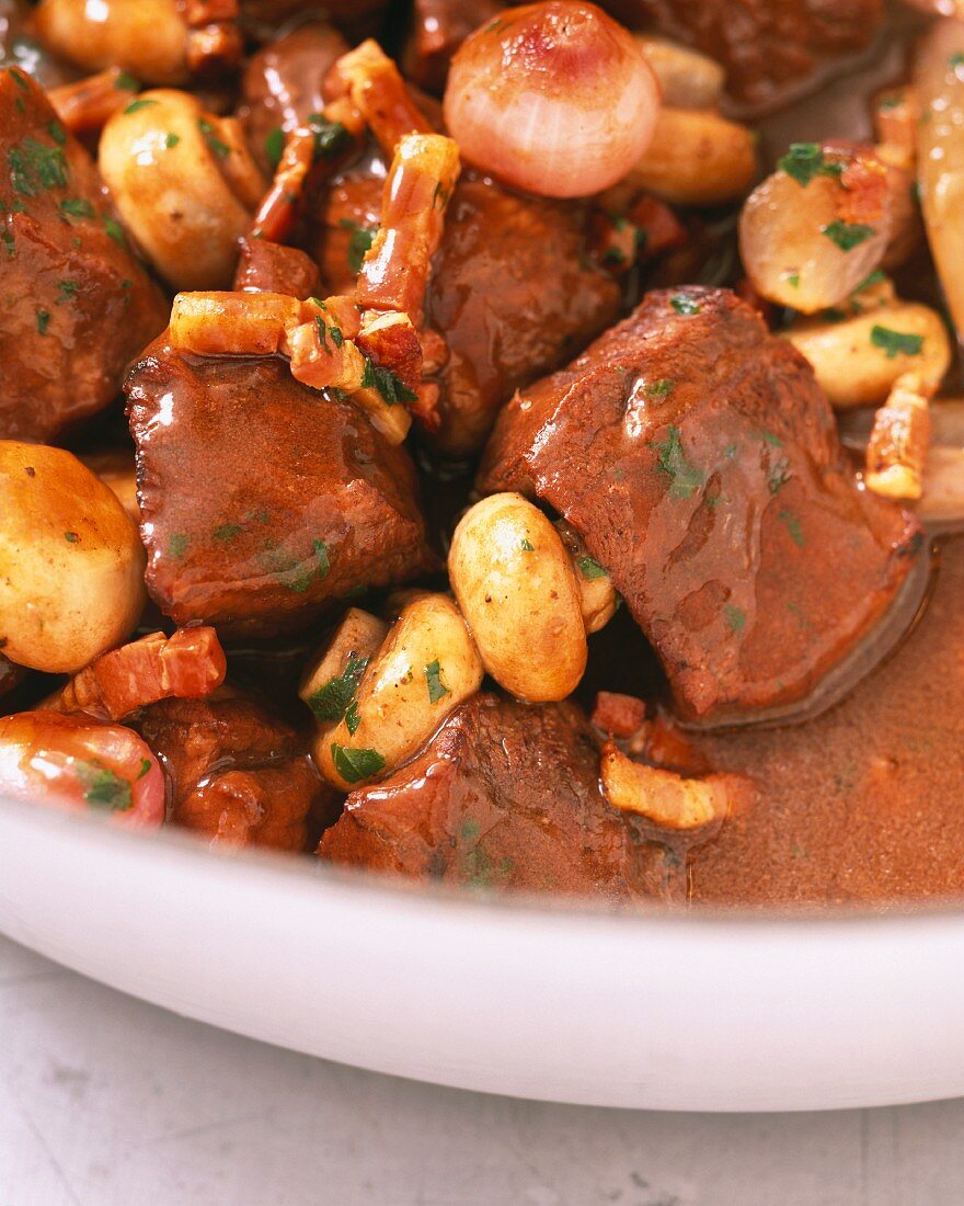 Rinderragout mit Champignons, Speck und Zwiebeln