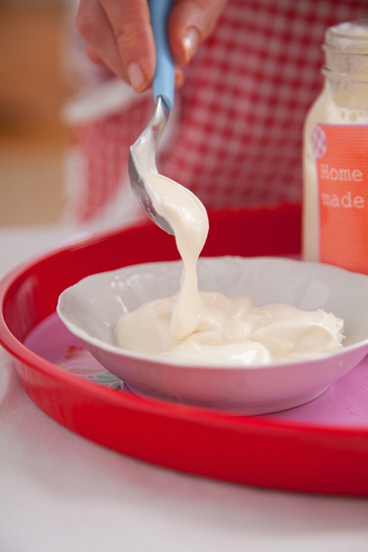 Selbstgemachten Joghurt in ein Schälchen geben