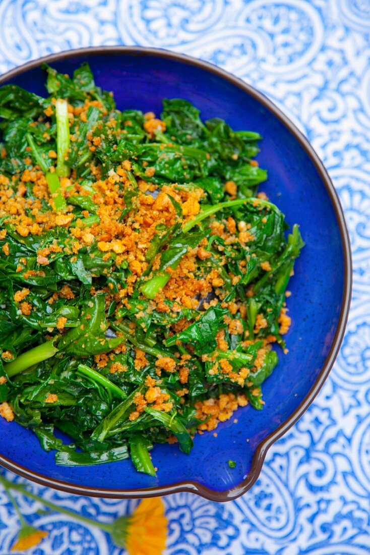 Spinach with crispy crumbs