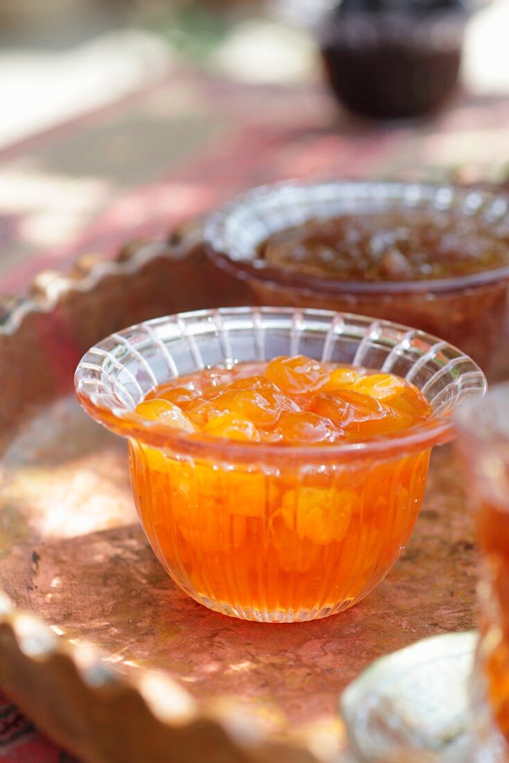 Marmelade von weissen Kirschen im Glasschälchen