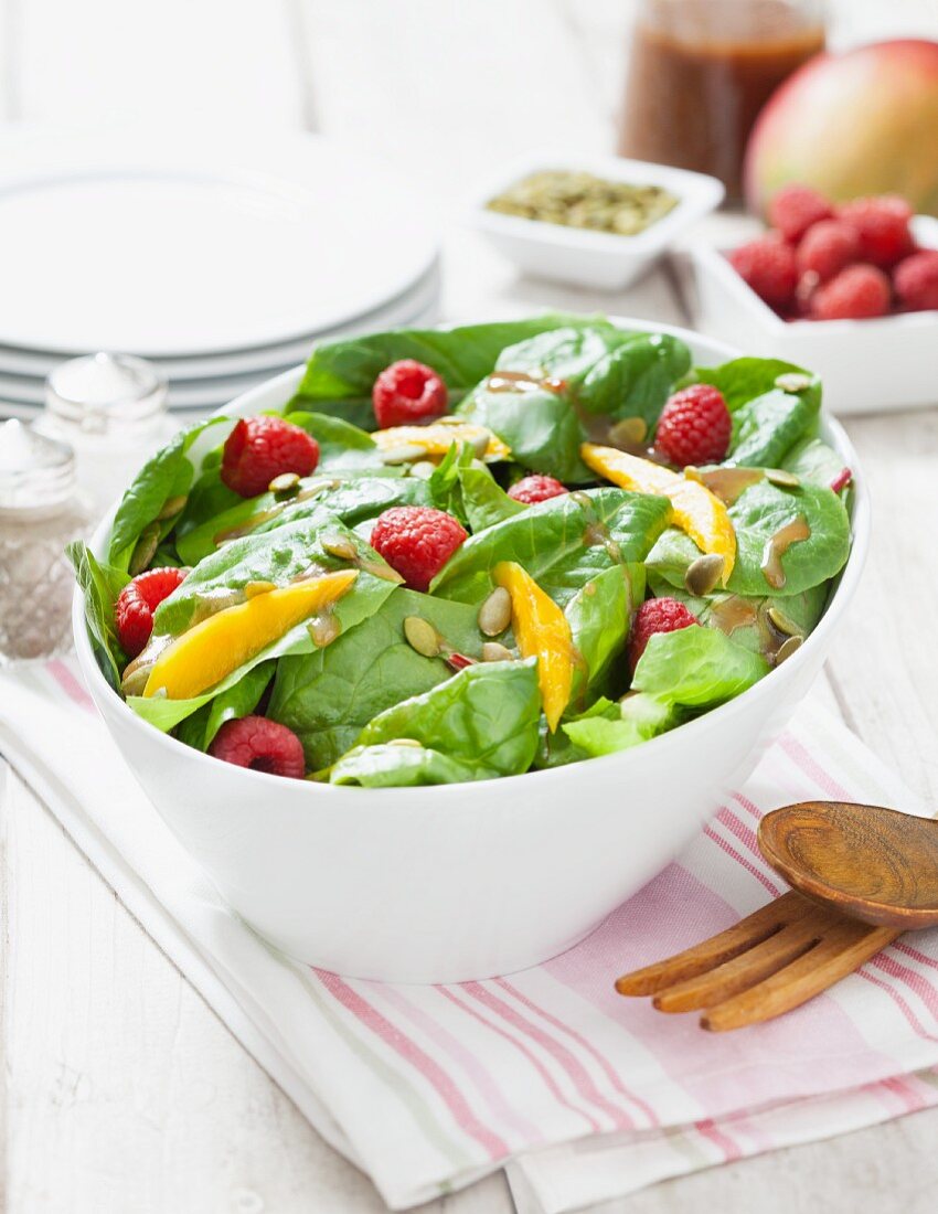 Spinach salad with raspberries, mango and vinaigrette