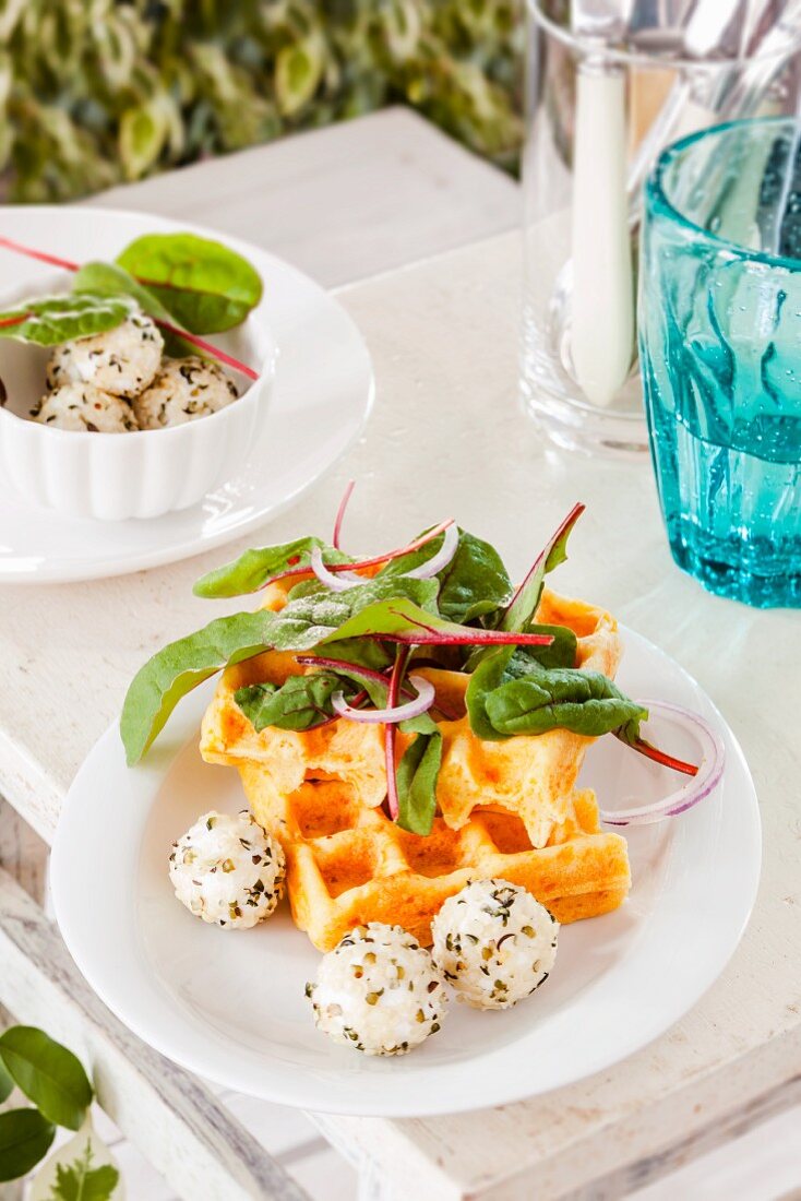 Möhrenwaffel mit Ziegenfrischkäse und Salat