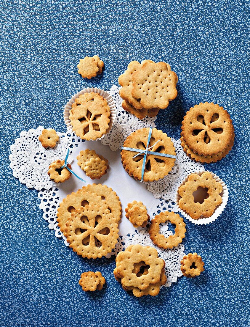 Doily Biscuits (Zuckerplätzchen) auf Tortenpapier