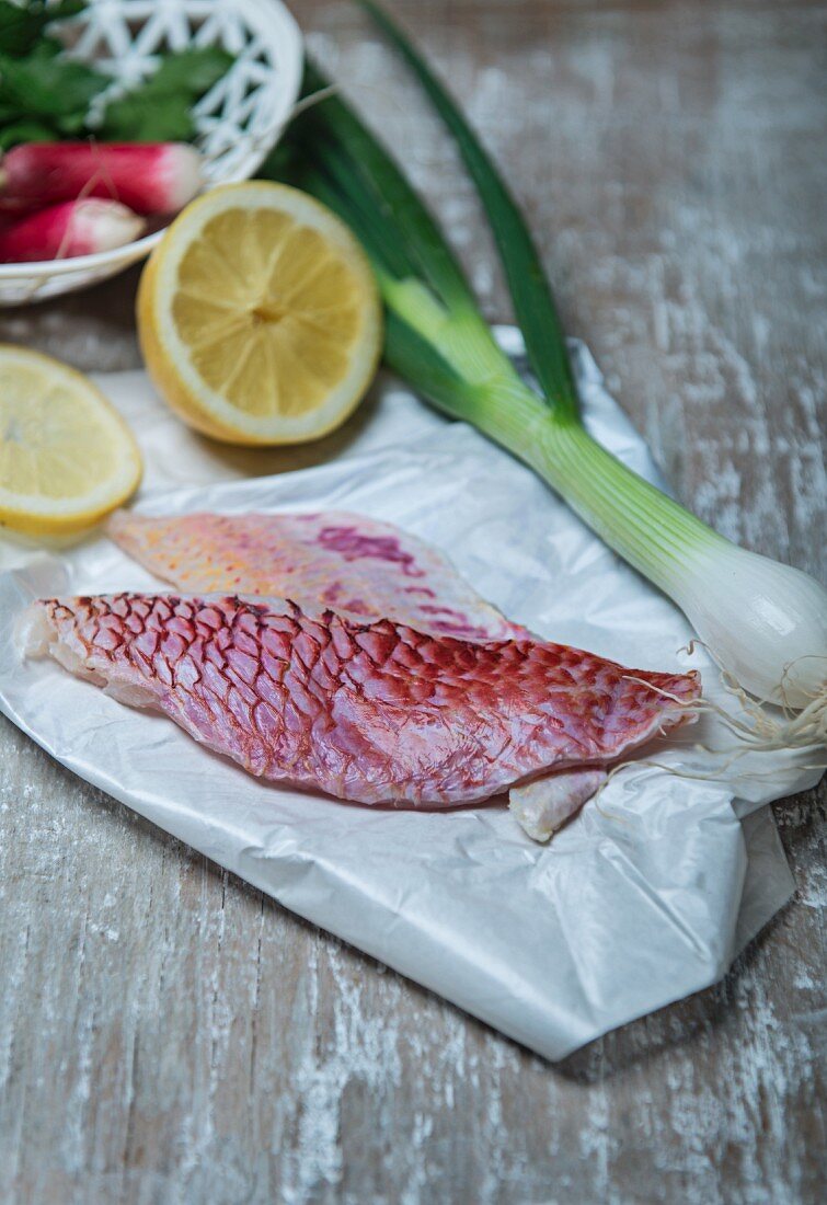 Red mullet, a spring onion, a lemon and radishes