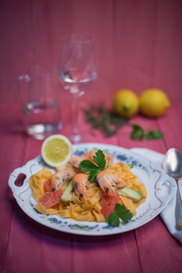 Tagliatelle al Peperoncino mit Garnelen, Avocado, rosa Grapefruit, Zitrone, Petersilie und Thymian