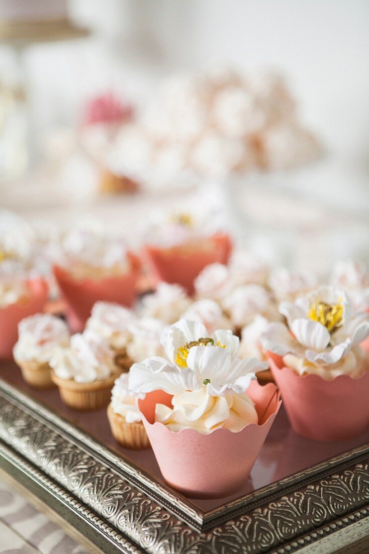 Hochzeits-Cupcakes auf Silbertablett fürs Hochzeitsbuffet