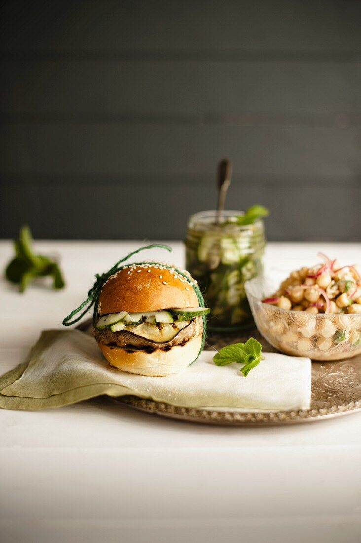 Vegetarischer Bohnenburger mit Gurkenrelish und Kichererbsensalat