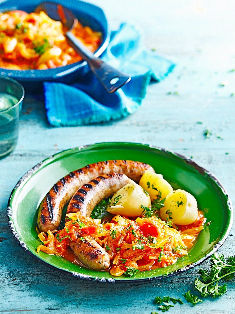 Gewürzte Tomate und Zwiebel mit gegrillten Würstchen