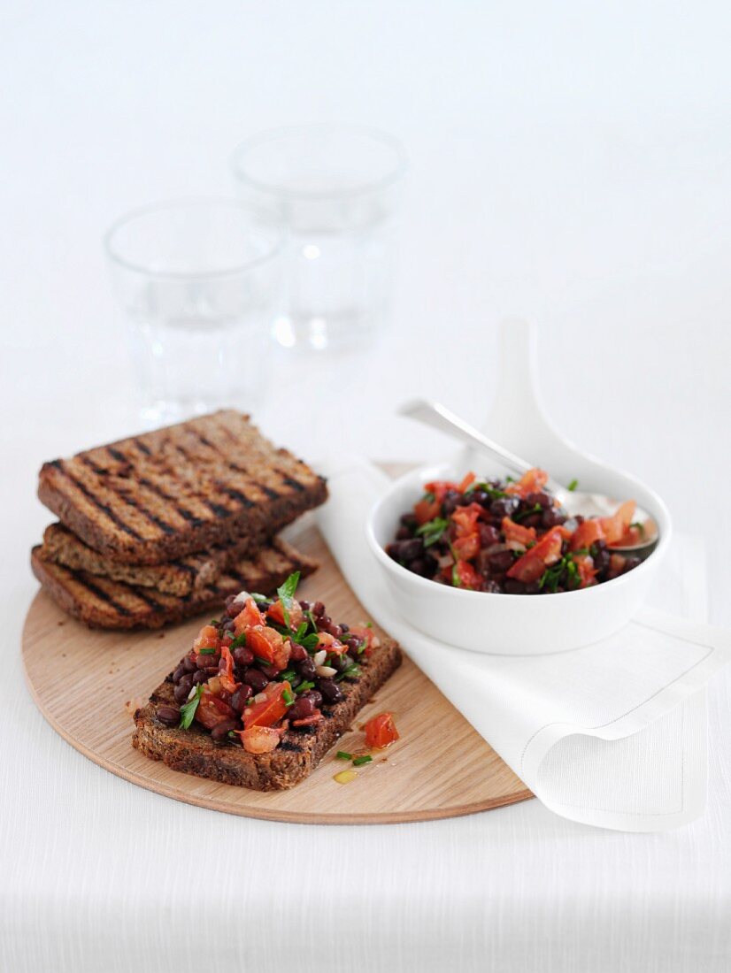 Bruschetta with kidney beans and tomatoes