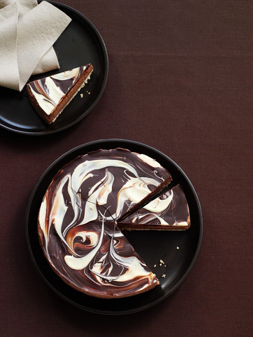 A marble cheesecake with chocolate (USA)