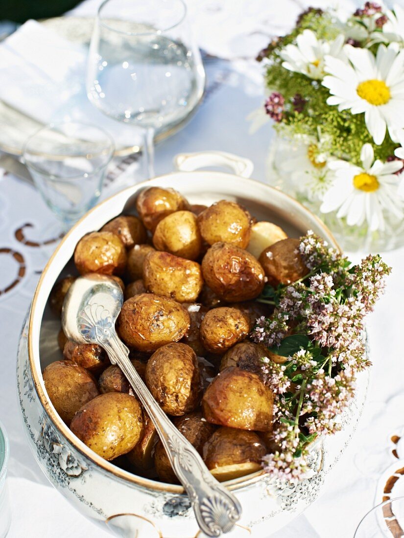 Roast potatoes for a garden party