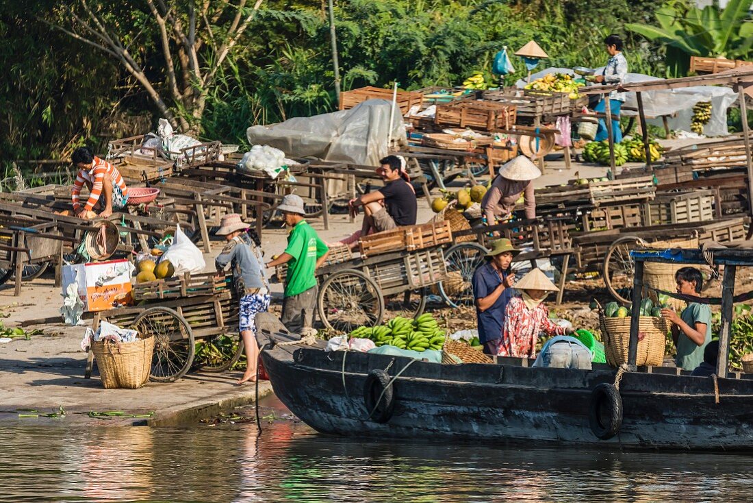 Familien verkaufen Waren beim schwimmenden Markt in Chau Doc, Mekong Delta, Vietnam, Indochina, Südostasien