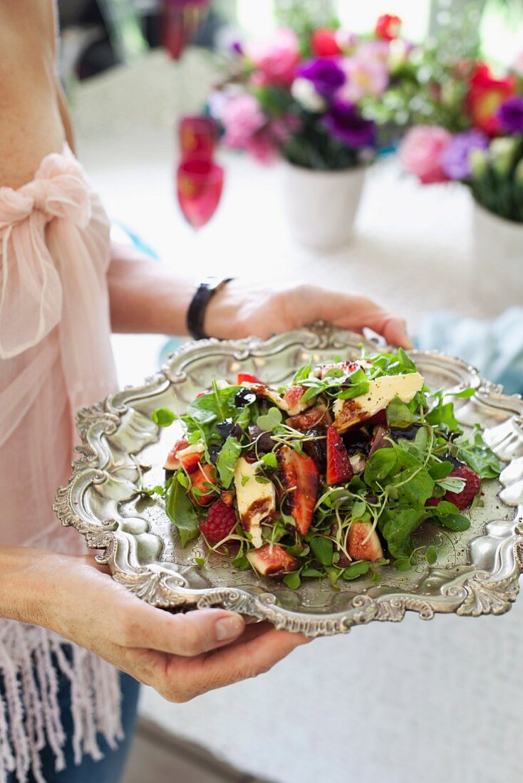 Fruity herb salad with brie