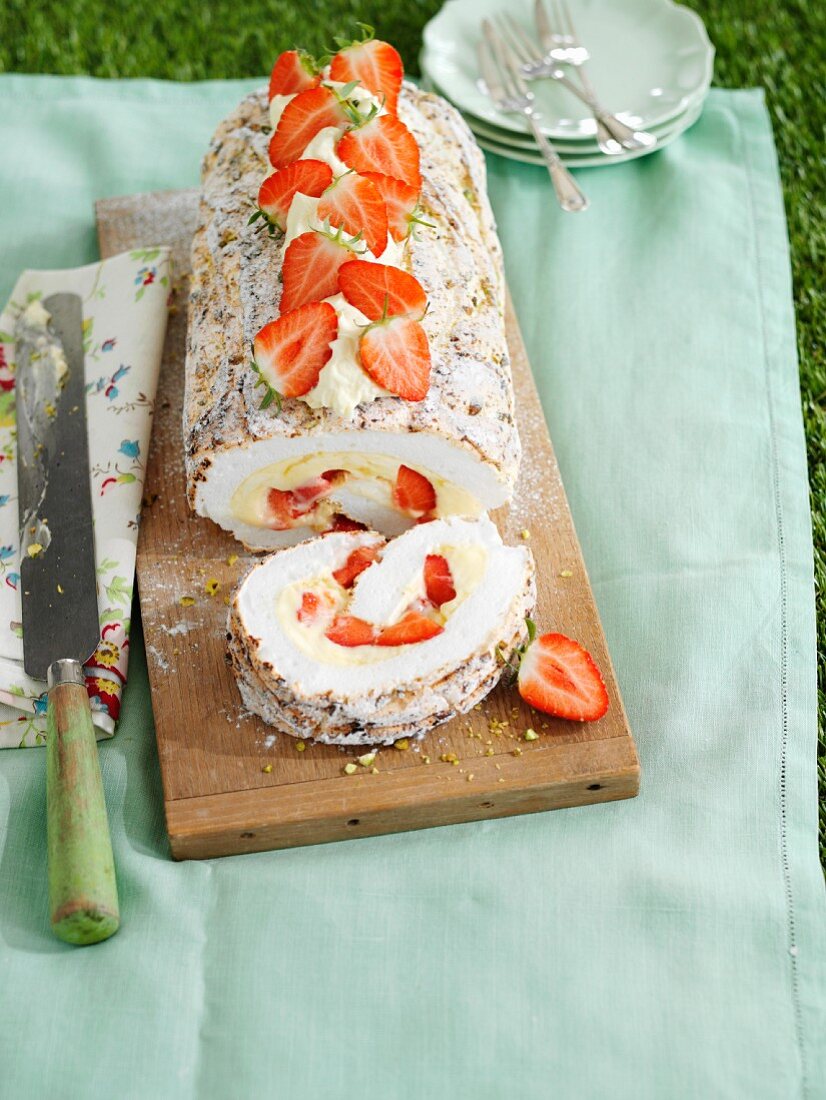 Meringue roulade with strawberries for a picnic