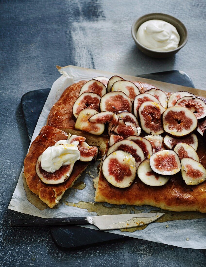 Hefekuchen mit karamelisierten Feigen und Lavendelhonig