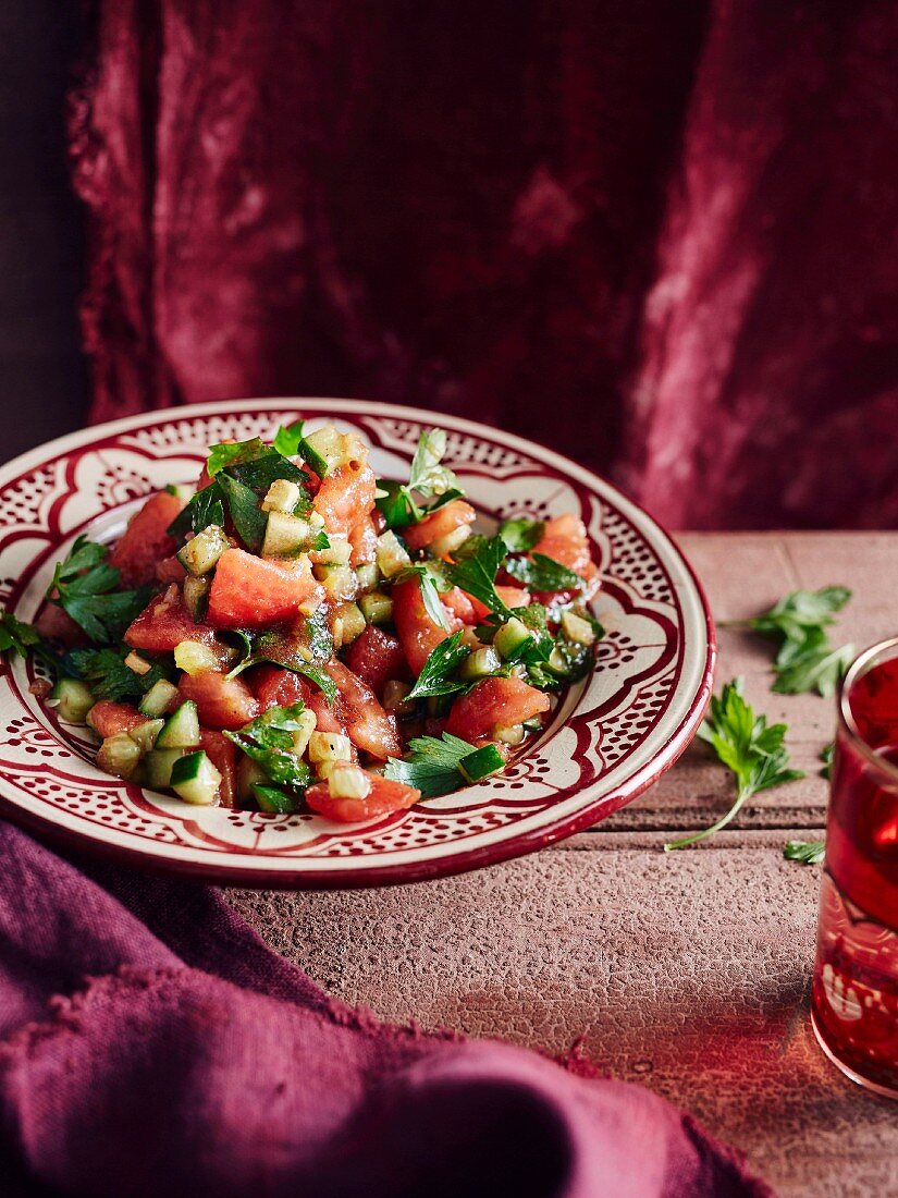 Vegetarischer Tomaten-Gurken-Salat mit Petersilie