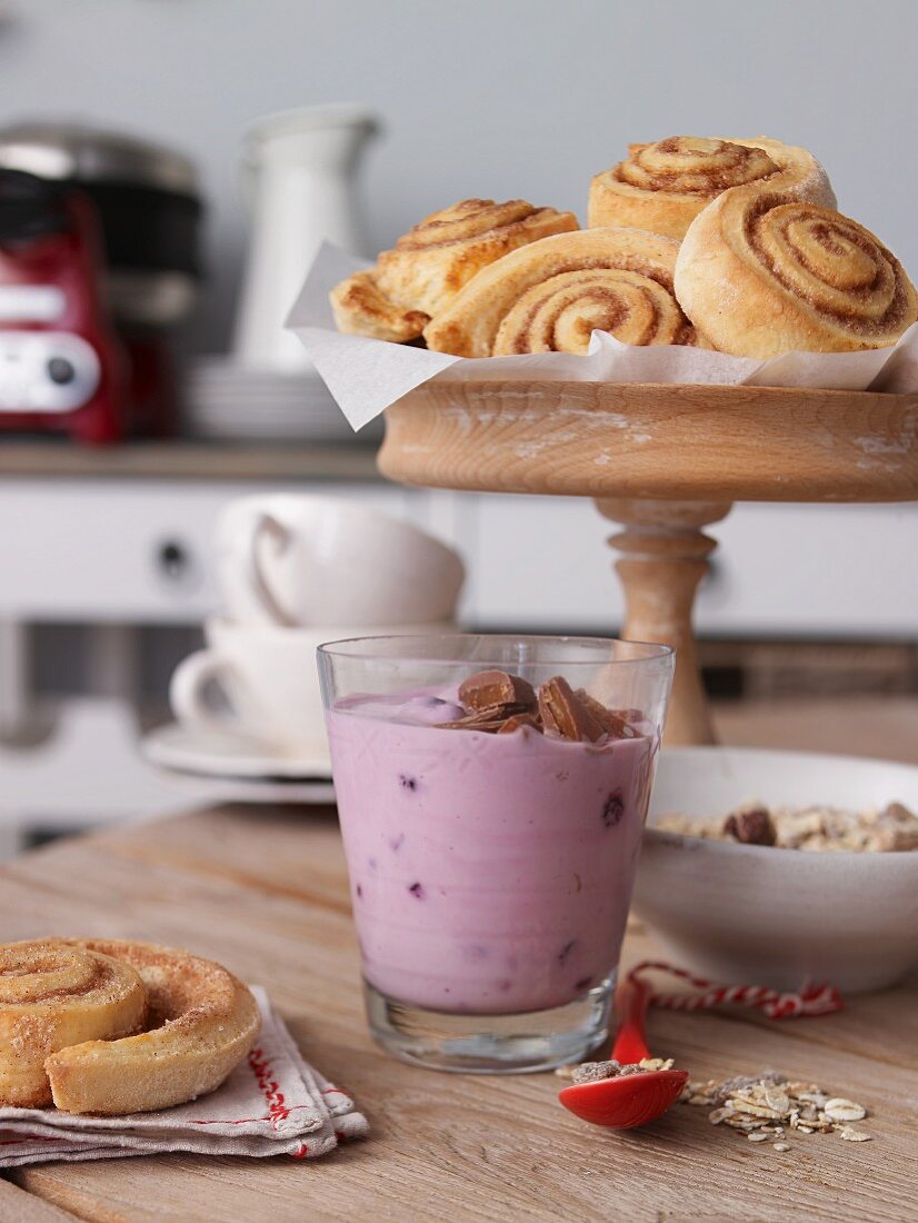 Cinnamon buns and berry yoghurt for a winter brunch