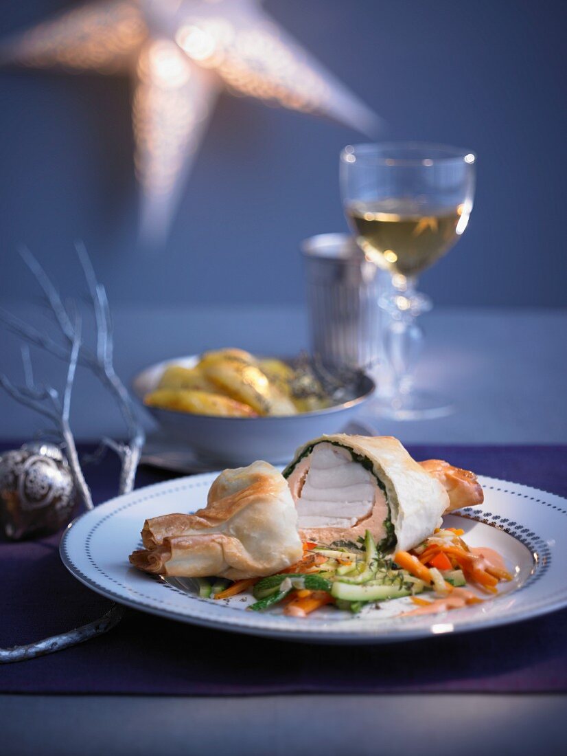 Seeteufelstrudel mit Spinatfüllung, Gemüsebeilage und Rouille zu Weihnachten