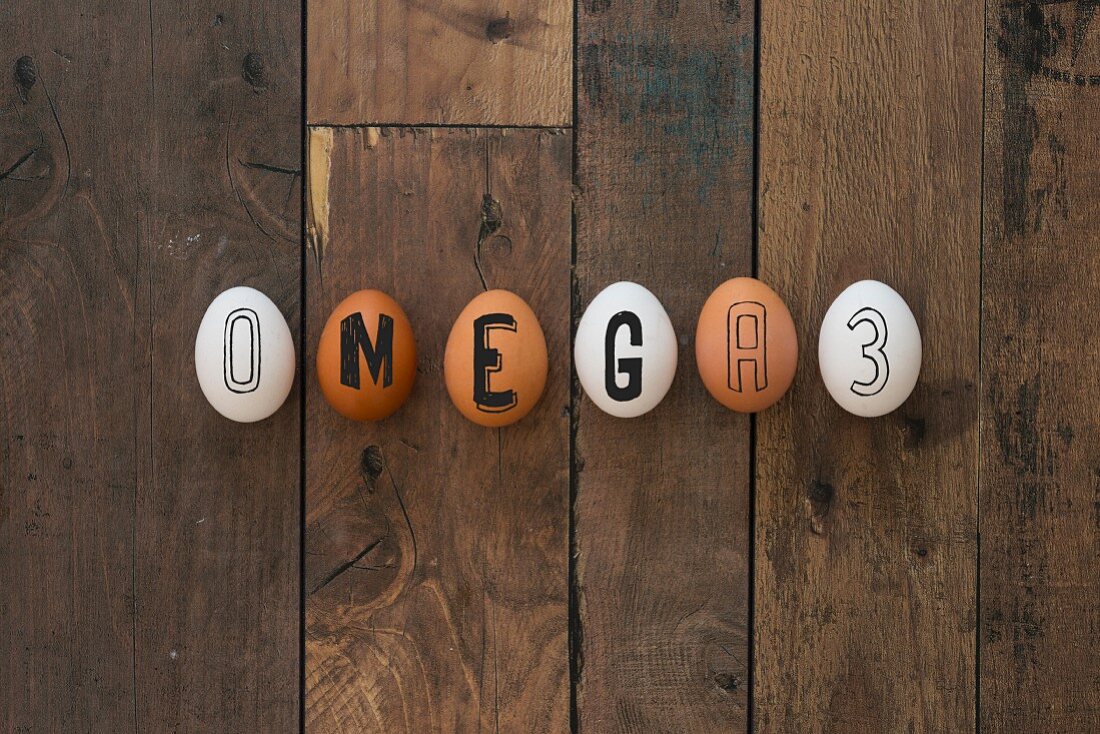 Eine Reihe Eier mit der Aufschrift Omega 3