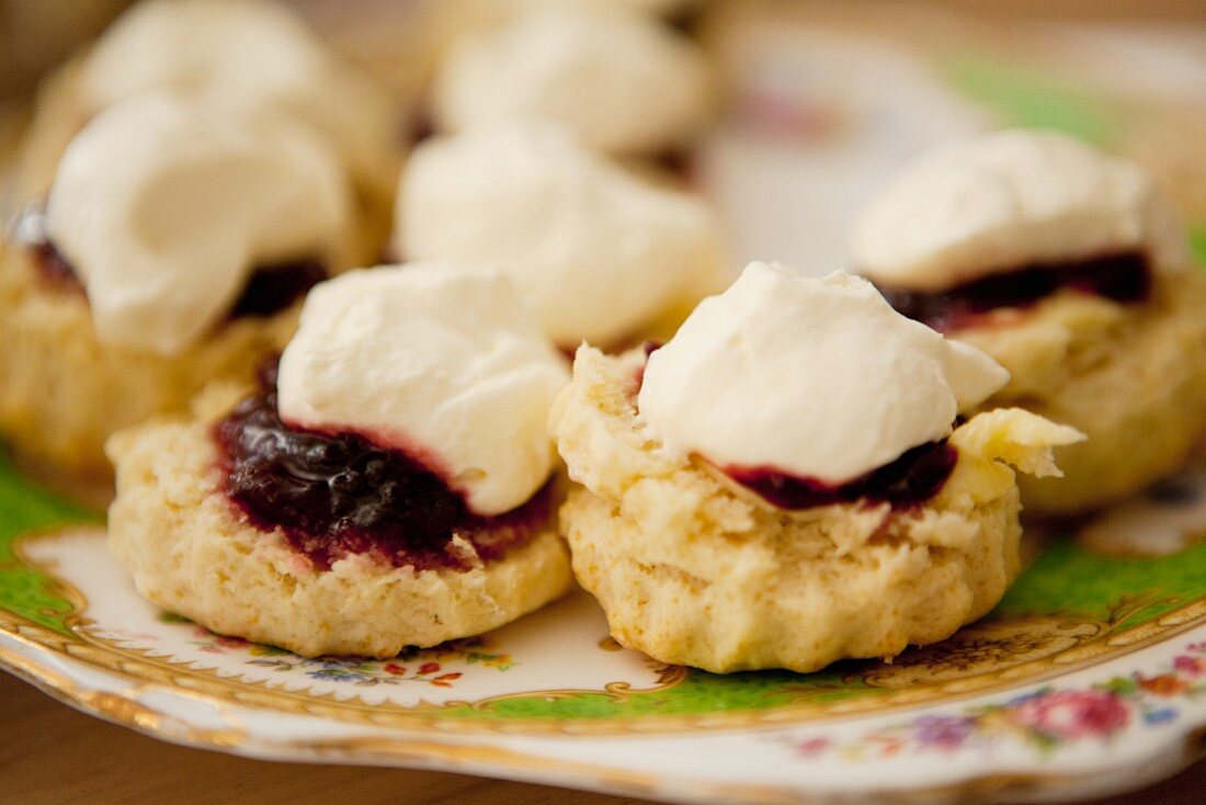 Scones mit Erdbeermarmelade und Sahne